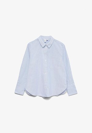 Lichtblauw overhemd met verticale witte strepen, een kraag, lange mouwen en een borstzak. Afgeronde zoom en een gladde stoftextuur.