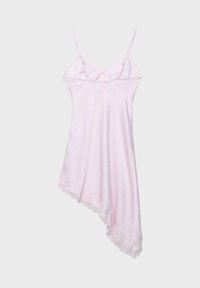 Robe nuisette asymétrique rose clair avec fines bretelles ajustables et bordure en dentelle le long de l'encolure et de l'ourlet.