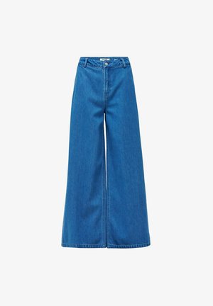 Jeans de mezclilla azul de pierna ancha con una cintura alta y diseño de cinco bolsillos. Cuenta con un cierre de botón metálico y costuras limpias.