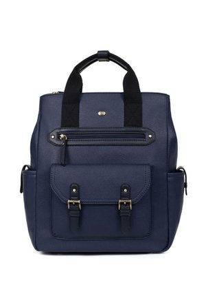 Granatowy skórzany plecak z czarnymi uchwytami, przednią kieszenią na zamek oraz kieszenią z klapką i zapięciem na klamrę poniżej, kieszenie boczne po obu stronach.