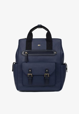 Granatowy skórzany plecak z czarnymi uchwytami, przednią kieszenią na zamek oraz kieszenią z klapką i zapięciem na klamrę poniżej, kieszenie boczne po obu stronach.
