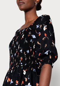 Kaffe KAMORIAN SMOCK BLOUSE - Blusa - black/blue/warm orange