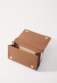 Love Moschino SMART DAILY BAG LAMINATED - Soma ar siksnu pāri ķermenim - cammello