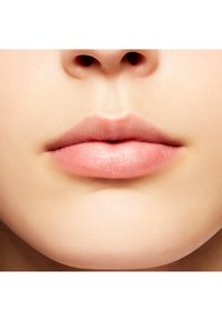 Nahaufnahme von glatten, blassrosa Lippen mit einem subtilem Glanz, umrahmt von heller Haut, die die natürliche Form und minimale Texturvariationen zeigt.