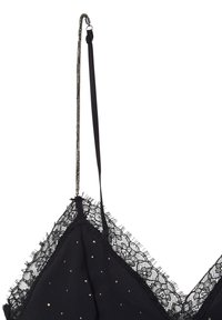 Camisole nera con bordo in pizzo, delicate perline e spalline regolabili. Il materiale è liscio con un dettaglio in pizzo testurizzato.