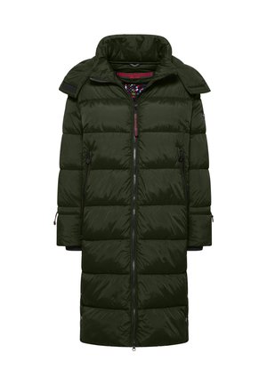 Gevoerde lange jas van donkergroene stof met een hoge kraag, ritsluiting en twee ritszakken aan de voorkant. Bevat een brede doorgestikte textuur.