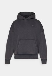 Σκούρο γκρι φούτερ με κουκούλα, φτιαγμένο από μαλακό ύφασμα. Διαθέτει μπροστινή τσέπη, ριμπ μανσέτες και ένα μικρό λογότυπο στο στήθος. Απλός σχεδιασμός.