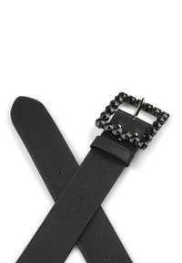 Cinturón de cuero negro con una hebilla cuadrada adornada con acentos de cristal negro. El cinturón tiene un acabado texturizado y múltiples orificios de ajuste.