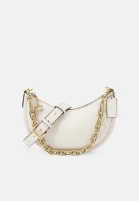 Borsa in pelle bianca con forma curva, tracolla a catena dorata e cinturino staccabile. Dotata di chiusura con zip e targhetta con marchio.