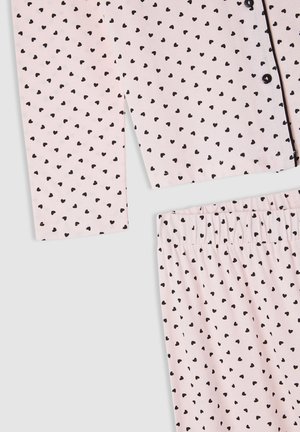 Set di pigiama rosa con maniche lunghe e pantaloni con vita elastica, decorati con piccoli cuori neri e piping nero sulla patta dei bottoni della camicia.