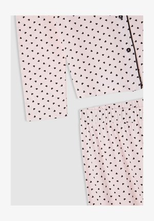 Set di pigiama rosa con maniche lunghe e pantaloni con vita elastica, decorati con piccoli cuori neri e piping nero sulla patta dei bottoni della camicia.