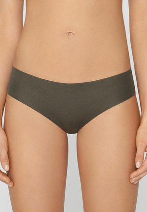 Biancheria intima in cotone verde oliva con una trama liscia, che si adatta bassa sulla vita e presenta un design senza cuciture senza accessori o dettagli visibili.