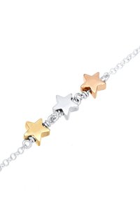 Silver chainarmband med tre stjärncharms i guld, silver och roséguld. Stjärnorna är släta med en polerad yta och är jämnt fördelade.