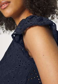 Vero Moda VMTASSA CROP - T-shirt estampada - navy blazer