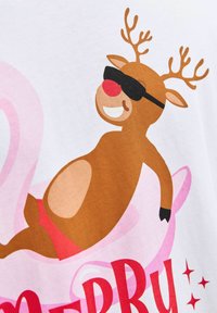 Bruine rendier met zwarte zonnebril, roze shorts en een rode neus, ontspannen op een witte achtergrond, met roze spiralen en rode "Vrolijk" tekst.