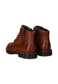 Bruine leren enkelboots met een gestructureerd oppervlak, blauwe voering, vetersluiting en een zwarte zool. Ritssluiting aan de achterkant.