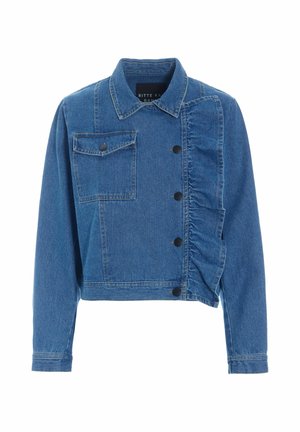 Chaqueta vaquera azul con mangas largas, cierre frontal con botones, detalle de volantes en un lado y un bolsillo con solapa en el pecho.