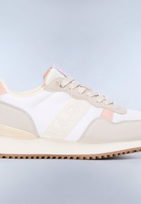 Baskets blanches et beiges avec panneaux en mesh et cuir, lacets beiges, accents roses et semelle en caoutchouc beige texturée.