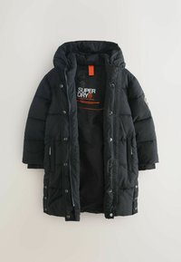 Čierna puffová bunda s kapucňou, vyrobená z prešívaného materiálu, s predným zipsom, cvokmi a vnútornou nášivkou loga v oranžovej farbe.
