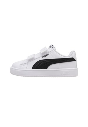 Sneaker bianche con una striscia laterale in suede nero, cinturini in Velcro e suola in gomma testurizzata; logo PUMA sui lati e sulla linguetta.