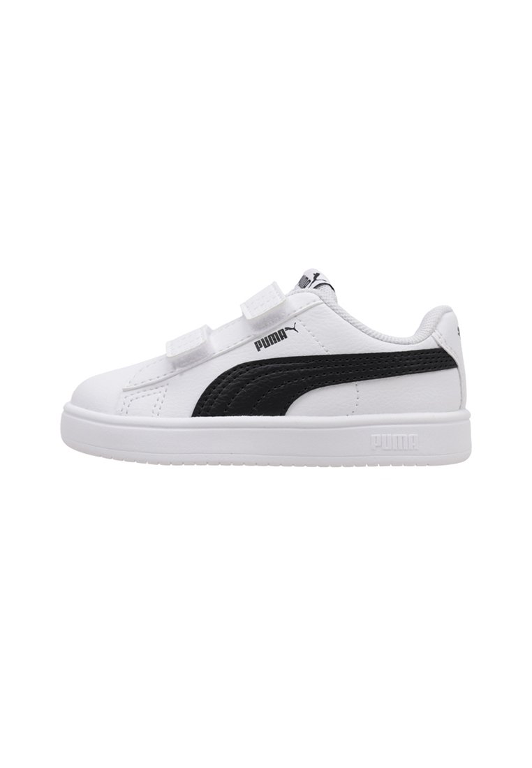Sneaker bianche con una striscia laterale in suede nero, cinturini in Velcro e suola in gomma testurizzata; logo PUMA sui lati e sulla linguetta.
