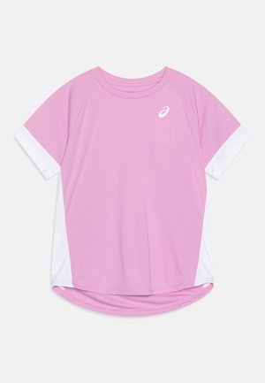 Camiseta deportiva de manga corta en rosa con detalles en blanco. Hecha de una tela transpirable, presenta un cuello redondo y un dobladillo curvado.