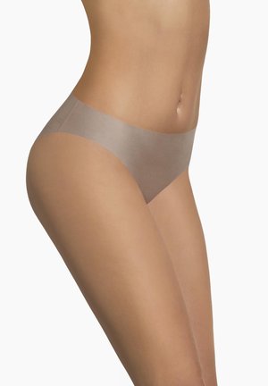 Beżowa bezszwowa bielizna w wyciętym kształcie, o gładkiej fakturze i szerokiej gumce, zaprojektowana z myślą o komforcie i minimalnej widoczności.