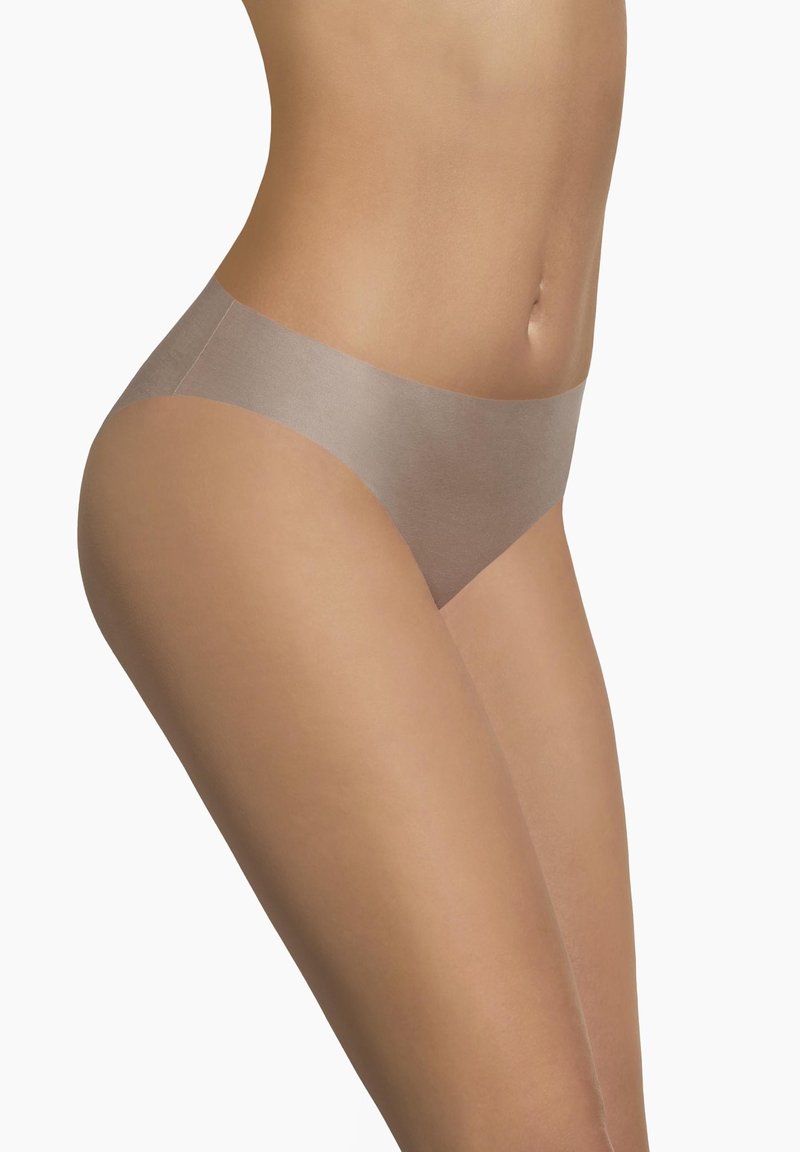 Beżowa bezszwowa bielizna w wyciętym kształcie, o gładkiej fakturze i szerokiej gumce, zaprojektowana z myślą o komforcie i minimalnej widoczności.