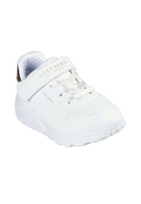 Zapatilla blanca de Skechers con parte superior texturizada, perforaciones para transpirabilidad, cuello acolchado y correa de velcro ajustable. Suela de goma.