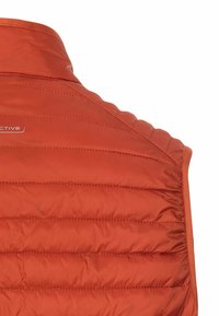 Gepolsterte Weste in leuchtendem Orange, mit horizontalem Quilt-Design, glatter Textur, hohem Kragen und dezentem Logodetail auf der Rückseite.