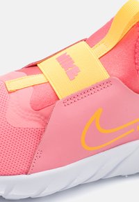 Nike Performance FLEX RUNNER 2 UNISEX koralowy
