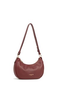 Borsa a spalla in pelle bordeaux con design curvo, minuteria dorata e chiusura con zip. Presenta una tracolla regolabile e logo impresso.