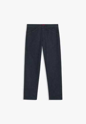Donkerblauwe denim jeans met een rechte pijpdesign, vijf zakken, subtiele stiksels en een rode merklabel op de tailleband.