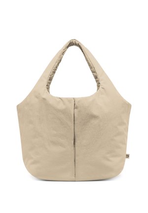 Béžová prešívaná látková taška s mäkkým, neštruktúrovaným dizajnom, ktorá má široký otvor a dve zaoblené rúčky na nosenie.