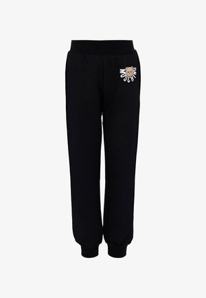 Czarne dresy z elastycznym paskiem w talii, ściągaczami u dołu oraz nadrukiem graficznym misia z tekstem na lewej udzie. Miękki, teksturowany materiał.