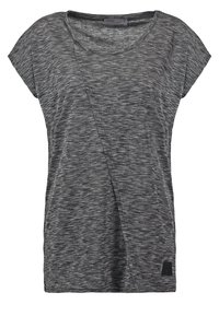 T-shirt grigio a maniche corte con un design a maglia testurizzata e slub; presenta un davanti asimmetrico e un'etichetta decorativa in basso a sinistra.