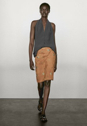 MIDI WITH RHINESTONE DETAIL - Leren rok - camel