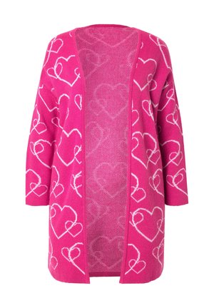 Rosa gestrickte Strickjacke mit offenem Vorderteil, dreiviertellangen Ärmeln und einem ganzflächigen weißen Herzmuster. Weiches Material, leichtes Design.