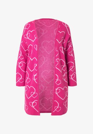 Cárdigan de punto rosa con abertura frontal, mangas tres cuartos y un patrón de corazones blancos por todo el diseño. Textura suave y diseño ligero.