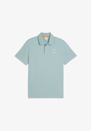 Lichtblauw poloshirt met korte mouwen, kraag, twee knopen aan de voorkant en witte Puma- en McLaren Racing-logo's op de borst.
