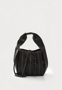 Čierna kožená taška s mäkkým, uvoľneným dizajnom. Má zošitý vrch, tenký ramenný remienok a dekoratívne drevené doplnky.