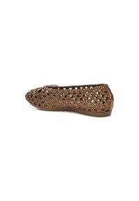 Zapato plano trenzado marrón con un diseño abierto similar al crochet, puntera afilada y suela flexible. Cierre en la parte frontal para un ajuste ajustable.