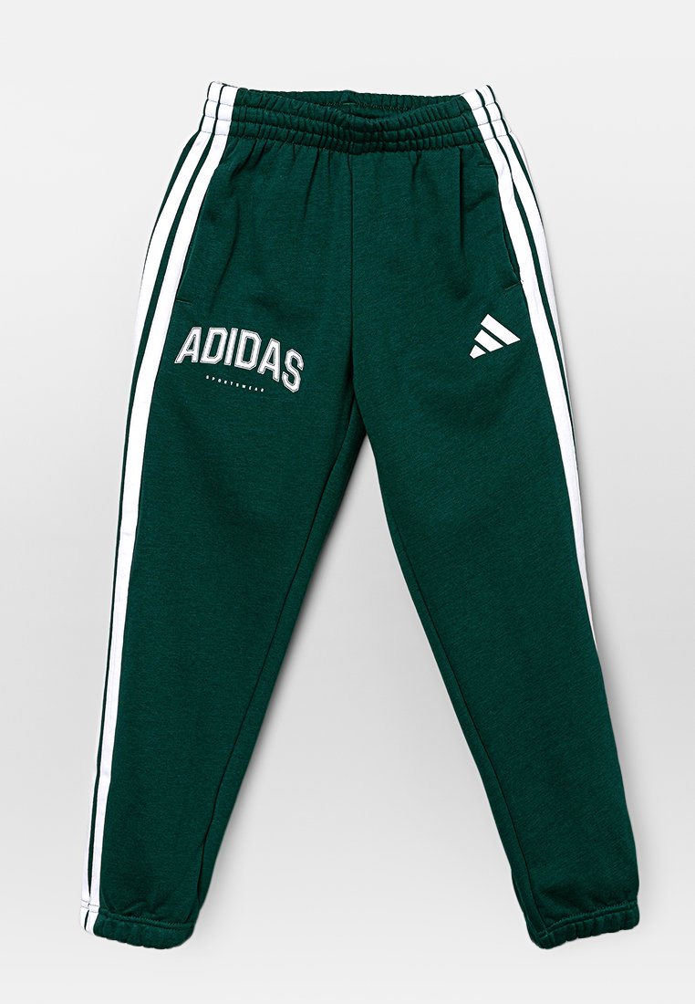 Zielone dresy Adidas z białymi paskami, elastycznym pasem i logo z przodu. Charakteryzują się gładką teksturą i zwężającym się krojem.