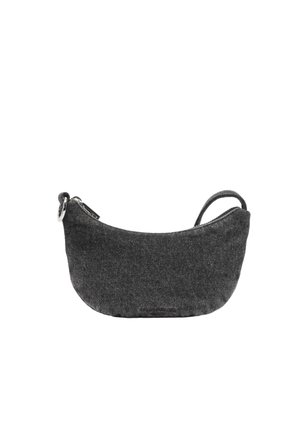 Mała ciemnoszara torba na ramię z tkaniny, z zamkiem błyskawicznym i srebrnym pierścieniem jako ozdobą przy końcu paska.