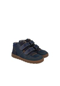 Zapatillas de caña alta azul marino de cuero con dos correas de velcro, detalles cosidos y una suela de goma para tracción y durabilidad.