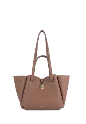Sac à main en cuir marron Lancaster Paris avec deux poignées courtes et deux longues et une fermeture à clip dorée sur fond blanc.