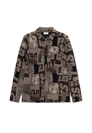 Brąszowy, wzorzysty koszula z różnorodnymi teksturami i wzorami, z dużymi elementami tekstowymi oraz kołnierzykiem. Długie rękawy, zapięcie na guziki.