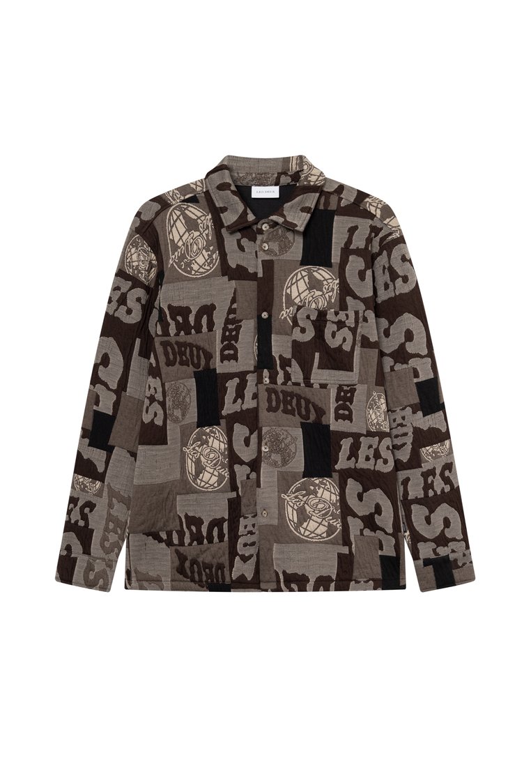 Brąszowy, wzorzysty koszula z różnorodnymi teksturami i wzorami, z dużymi elementami tekstowymi oraz kołnierzykiem. Długie rękawy, zapięcie na guziki.