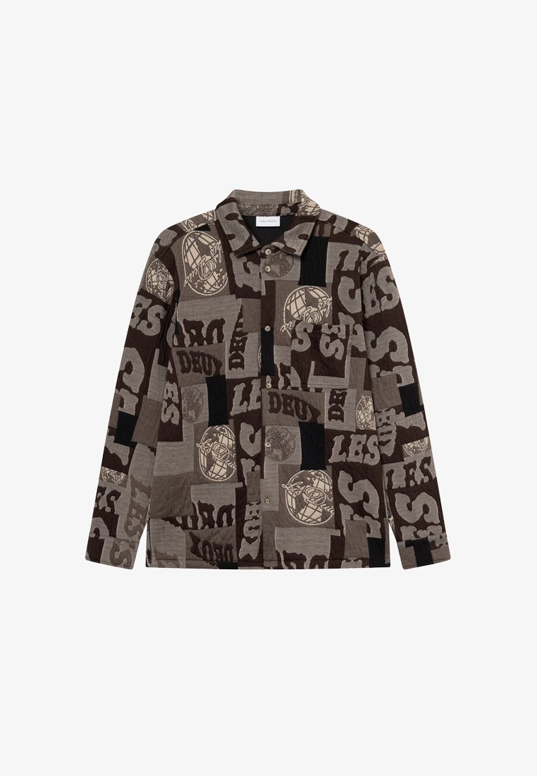 Brąszowy, wzorzysty koszula z różnorodnymi teksturami i wzorami, z dużymi elementami tekstowymi oraz kołnierzykiem. Długie rękawy, zapięcie na guziki.