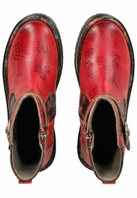 Stivaletti alla caviglia in pelle rossa con impressioni floreali, cerniere laterali e suola nera texturizzata. Presentano accenti multicolori attorno all'apertura.